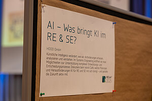 Ein Schild an einer Wand, das Informationen oder Anweisungen vermittelt.